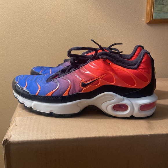 Nike Air Max Plus Gradient Total Crimson Sneakers, Size: 7½ (GS - 6) - Picture 5 of 6